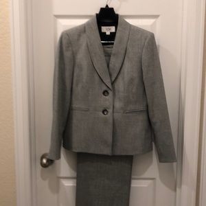 Stunning black/white pants suit